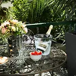 モンソー ワグラム ホテル