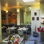 モンソー ワグラム ホテル