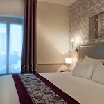 モンソー ワグラム ホテル 4*