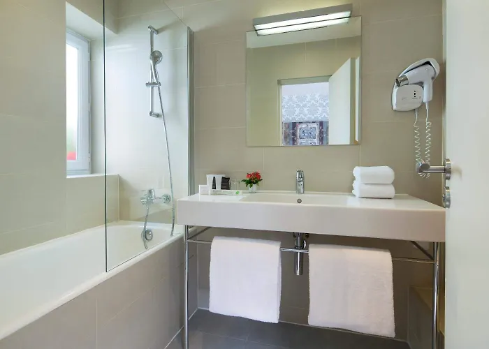 Отель Monceau Wagram 4*